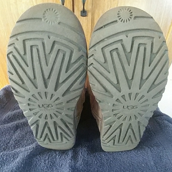 Authentic UGG Chocolate Cls Short Boots sz7 - Picture 3 of 6